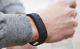 Présenté au CES, le SmartBand de Sony est un tracker d'activité complet.